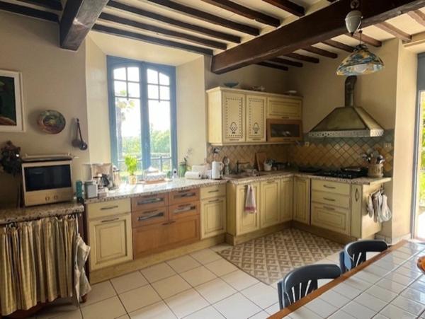 PLAISANCE DU GERS 10 min: ELEGANTE MAISON DE CARACTERE, restaurée par architecte, 320m2, 4700m2 en partie clos