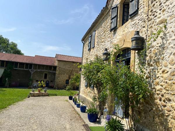 PLAISANCE DU GERS 10 min: ELEGANTE MAISON DE CARACTERE, restaurée par architecte, 320m2, 4700m2 en partie clos