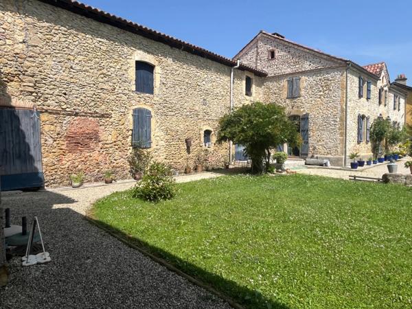PLAISANCE DU GERS 10 min: ELEGANTE MAISON DE CARACTERE, restaurée par architecte, 320m2, 4700m2 en partie clos