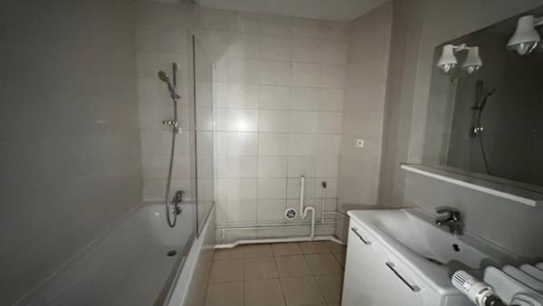 Appartement
                                                                                                                                                                                                                                                                                                                        5 pièce(s)                                                                                                                                                                                                          3 chambre(s)                                                                                                                                                                                                          121  m²