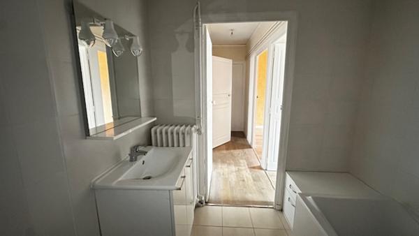 Appartement
                                                                                                                                                                                                                                                                                                                        5 pièce(s)                                                                                                                                                                                                          3 chambre(s)                                                                                                                                                                                                          121  m²