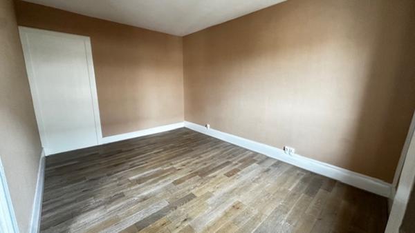 Appartement
                                                                                                                                                                                                                                                                                                                        5 pièce(s)                                                                                                                                                                                                          3 chambre(s)                                                                                                                                                                                                          121  m²