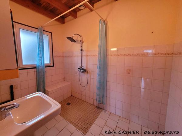 LES PINS (16260) : Maison de 64m2 avec grange et dépendances