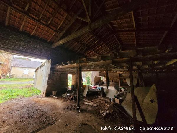 LES PINS (16260) : Maison de 64m2 avec grange et dépendances