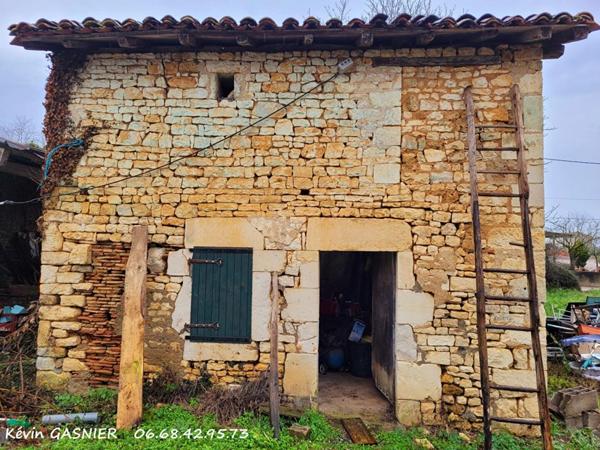 LES PINS (16260) : Maison de 64m2 avec grange et dépendances