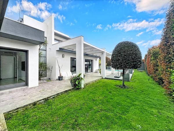 VILLA CONTEMPORAINE AVEC PISCINE, VILLENEUVE DE LA RAHO