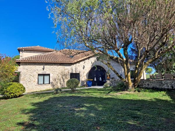Maison de Charme Entourée de Nature, avec Piscine et Vue Dégagée