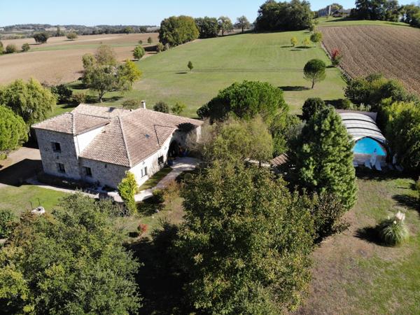 Maison de Charme Entourée de Nature, avec Piscine et Vue Dégagée