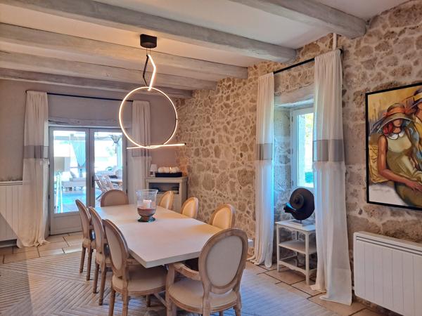 Maison de Charme Entourée de Nature, avec Piscine et Vue Dégagée