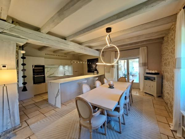 Maison de Charme Entourée de Nature, avec Piscine et Vue Dégagée