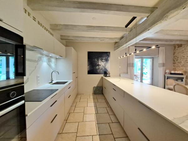 Maison de Charme Entourée de Nature, avec Piscine et Vue Dégagée