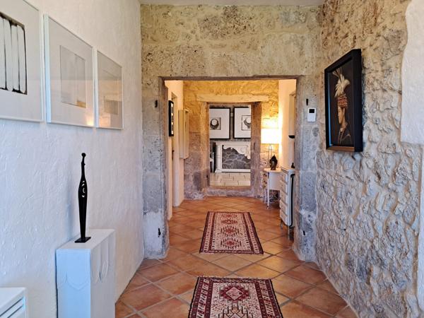 Maison de Charme Entourée de Nature, avec Piscine et Vue Dégagée