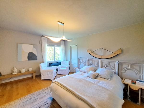Maison de Charme Entourée de Nature, avec Piscine et Vue Dégagée