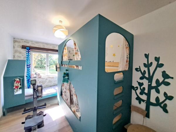 Maison de Charme Entourée de Nature, avec Piscine et Vue Dégagée