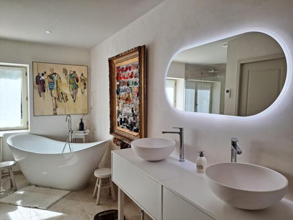 Maison de Charme Entourée de Nature, avec Piscine et Vue Dégagée