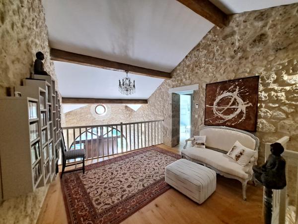 Maison de Charme Entourée de Nature, avec Piscine et Vue Dégagée