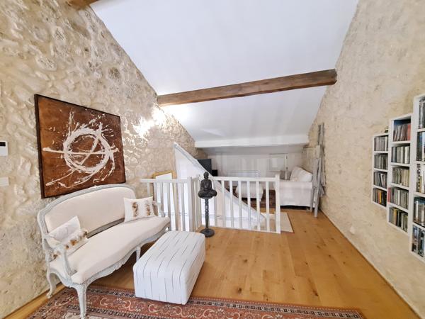 Maison de Charme Entourée de Nature, avec Piscine et Vue Dégagée