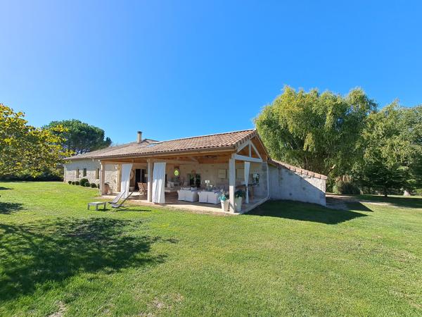 Maison de Charme Entourée de Nature, avec Piscine et Vue Dégagée