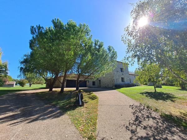 Maison de Charme Entourée de Nature, avec Piscine et Vue Dégagée