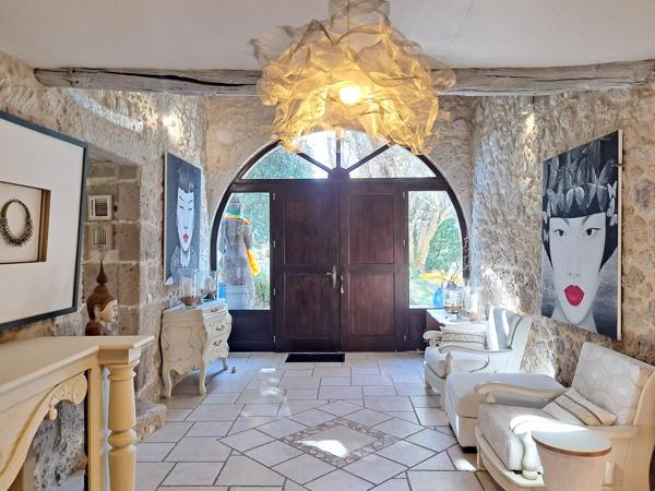 Maison de Charme Entourée de Nature, avec Piscine et Vue Dégagée