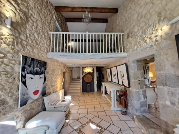 Maison de Charme Entourée de Nature, avec Piscine et Vue Dégagée