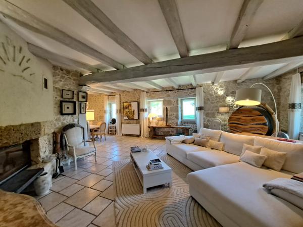 Maison de Charme Entourée de Nature, avec Piscine et Vue Dégagée