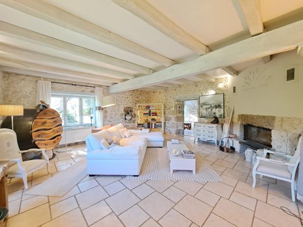 Maison de Charme Entourée de Nature, avec Piscine et Vue Dégagée