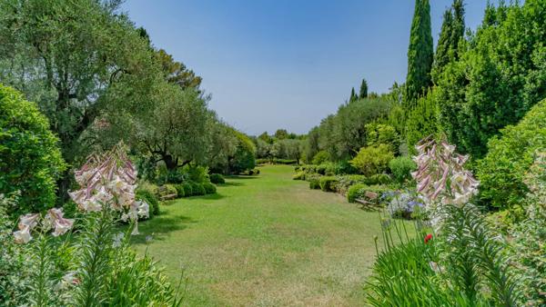 Une propriété d’exception au cœur d’un parc paysager avec vue mer