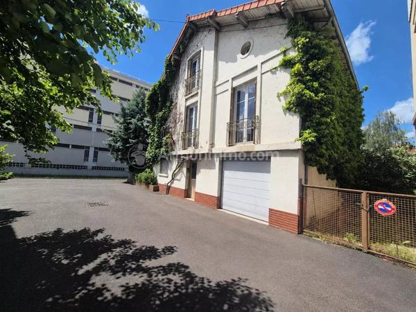 Vente                                                      Maison de ville
                        
                     14 pièces                      163 m2                     à Clermont-Ferrand