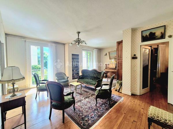 Vente                                                      Maison de ville
                        
                     14 pièces                      163 m2                     à Clermont-Ferrand