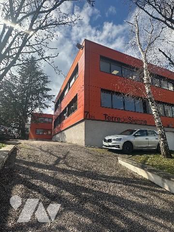 bureaux à vendre, consistant actuellement en un grand plateau de 294m2 avec 10 stationnements.