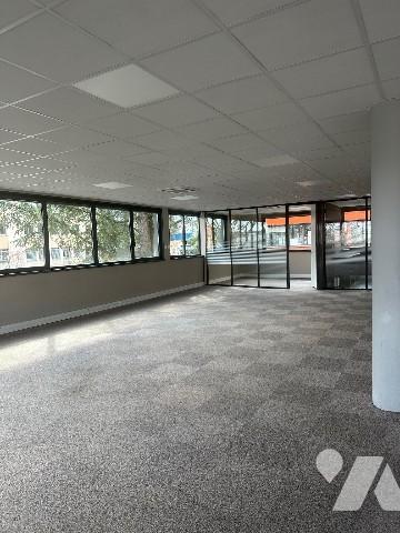 bureaux à vendre, consistant actuellement en un grand plateau de 294m2 avec 10 stationnements.