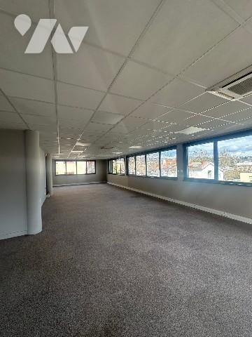 bureaux à vendre, consistant actuellement en un grand plateau de 294m2 avec 10 stationnements.