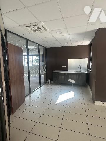 bureaux à vendre, consistant actuellement en un grand plateau de 294m2 avec 10 stationnements.