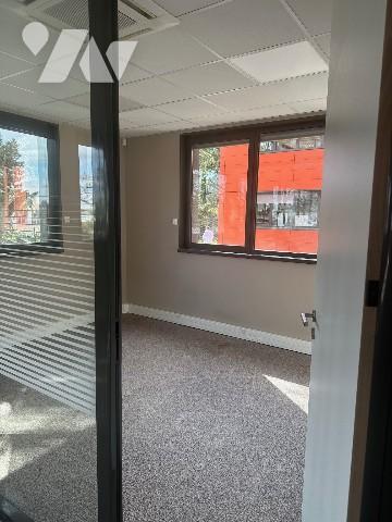 bureaux à vendre, consistant actuellement en un grand plateau de 294m2 avec 10 stationnements.