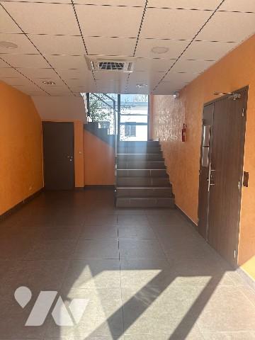 bureaux à vendre, consistant actuellement en un grand plateau de 294m2 avec 10 stationnements.