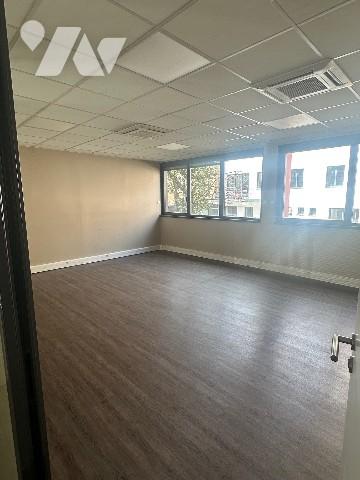 bureaux à vendre, consistant actuellement en un grand plateau de 294m2 avec 10 stationnements.