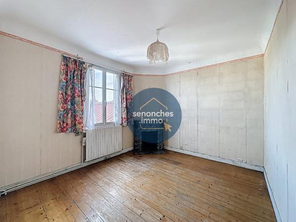 Pavillon sur sous-sol avec studio indépendant, grande grange et terrain clos  La Loupe (28240)