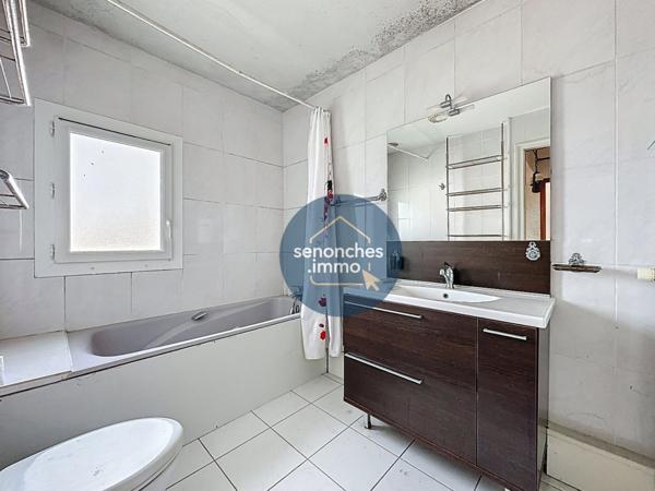 Pavillon sur sous-sol avec studio indépendant, grande grange et terrain clos  La Loupe (28240)