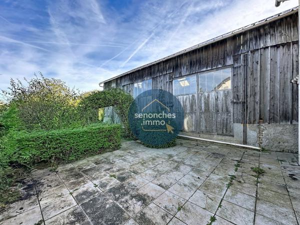 Pavillon sur sous-sol avec studio indépendant, grande grange et terrain clos  La Loupe (28240)