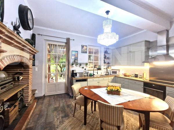 Maison de charme avec jardin intime, terrasse, balcon et SPA - centre-ville accessible à pied.