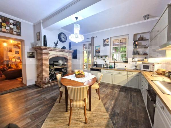 Maison de charme avec jardin intime, terrasse, balcon et SPA - centre-ville accessible à pied.