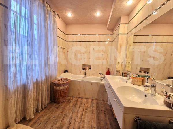 Maison de charme avec jardin intime, terrasse, balcon et SPA - centre-ville accessible à pied.