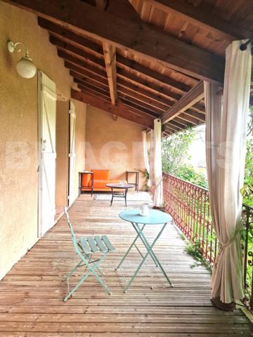 Maison de charme avec jardin intime, terrasse, balcon et SPA - centre-ville accessible à pied.