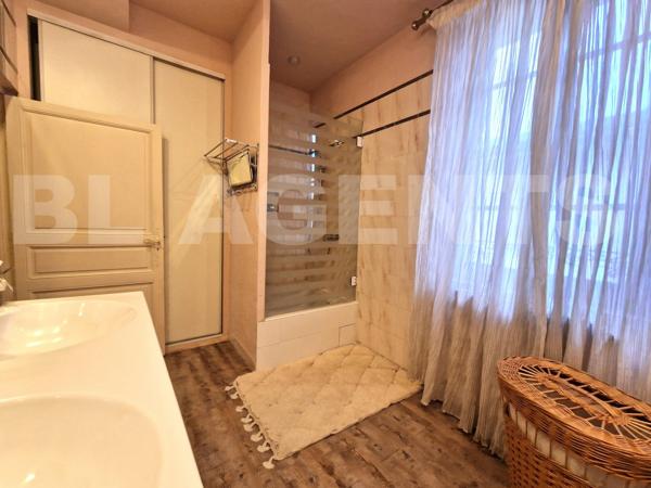 Maison de charme avec jardin intime, terrasse, balcon et SPA - centre-ville accessible à pied.