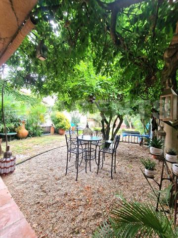 Maison de charme avec jardin intime, terrasse, balcon et SPA - centre-ville accessible à pied.