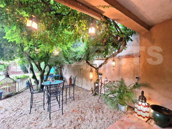 Maison de charme avec jardin intime, terrasse, balcon et SPA - centre-ville accessible à pied.