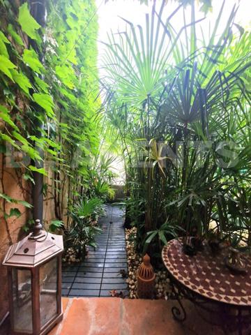 Maison de charme avec jardin intime, terrasse, balcon et SPA - centre-ville accessible à pied.