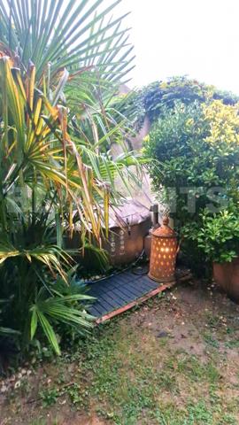 Maison de charme avec jardin intime, terrasse, balcon et SPA - centre-ville accessible à pied.