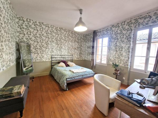 Maison de charme avec jardin intime, terrasse, balcon et SPA - centre-ville accessible à pied.